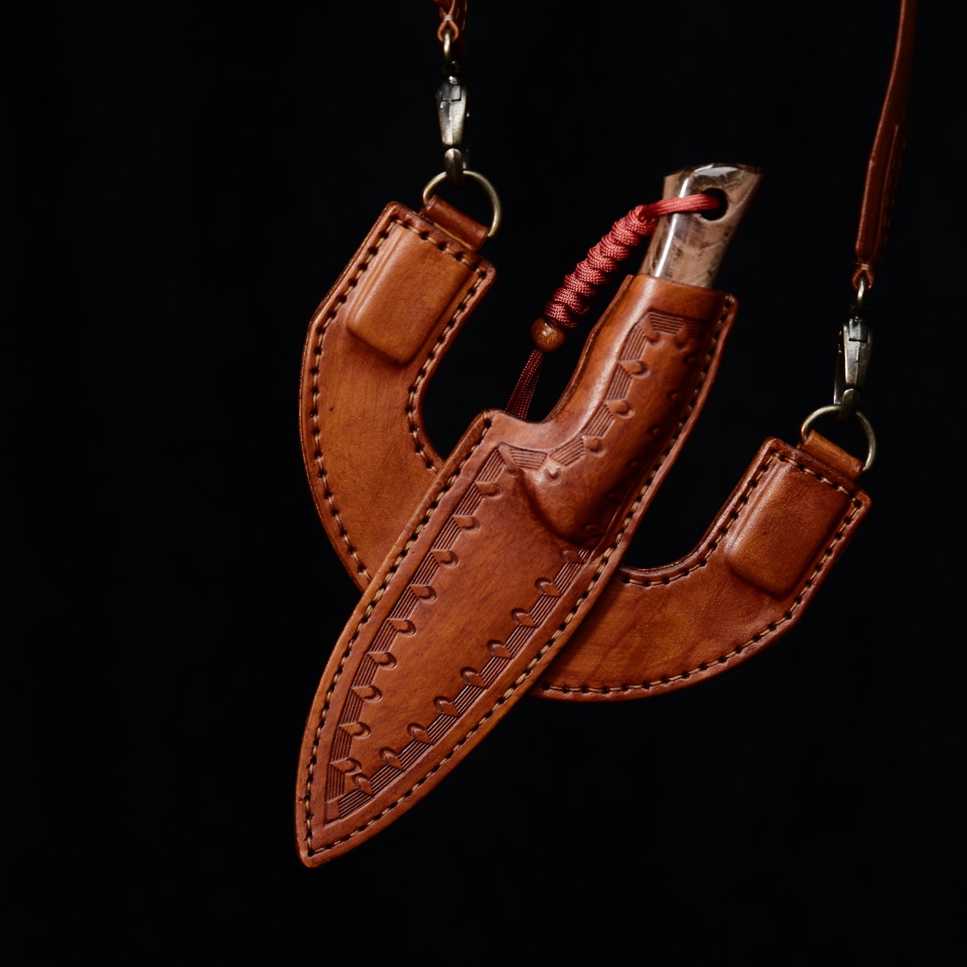 Shoulder-carry leather sheath bushcraft knife! Upper false edge allows spear use, ergonomic grip ensures control and power.