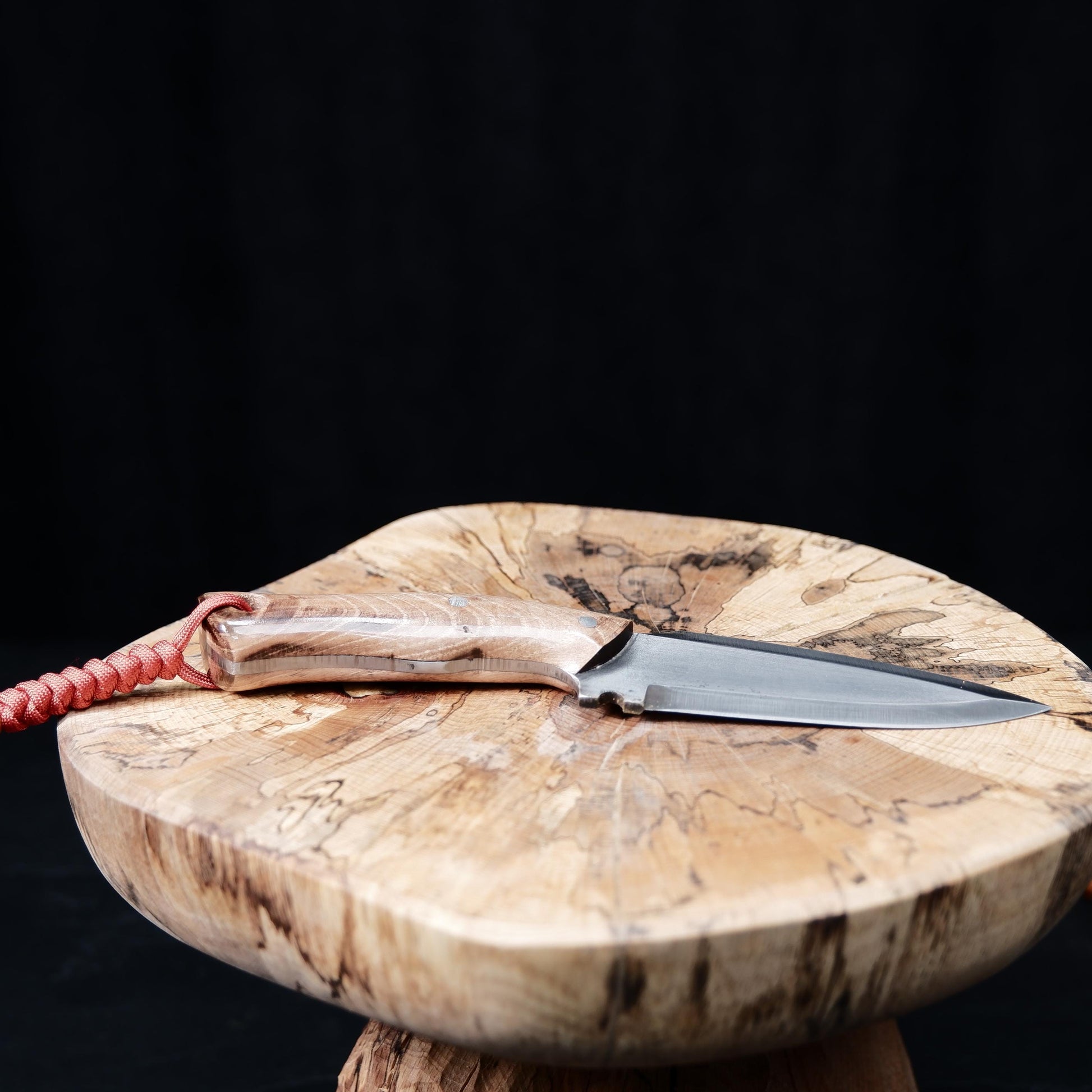 Shoulder-carry leather sheath bushcraft knife! Upper false edge allows spear use, ergonomic grip ensures control and power.