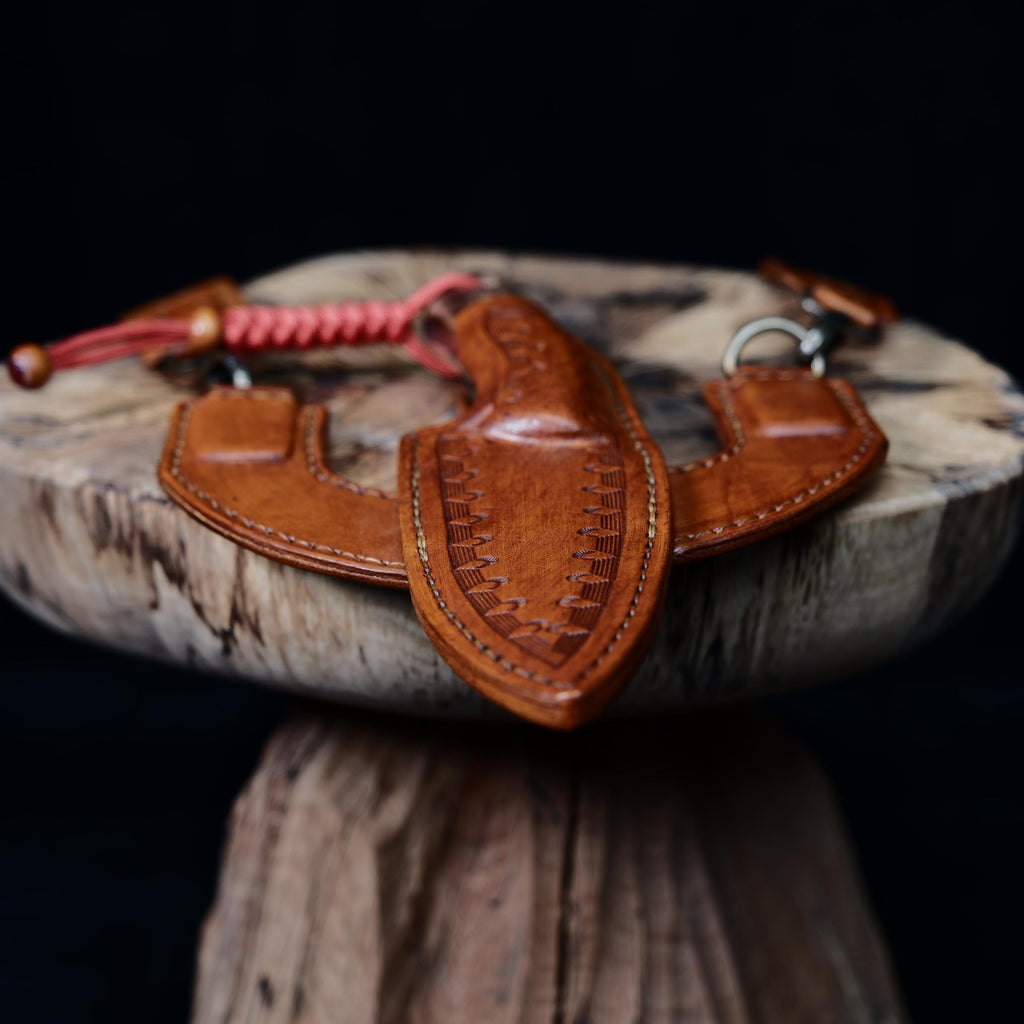 Shoulder-carry leather sheath bushcraft knife! Upper false edge allows spear use, ergonomic grip ensures control and power.