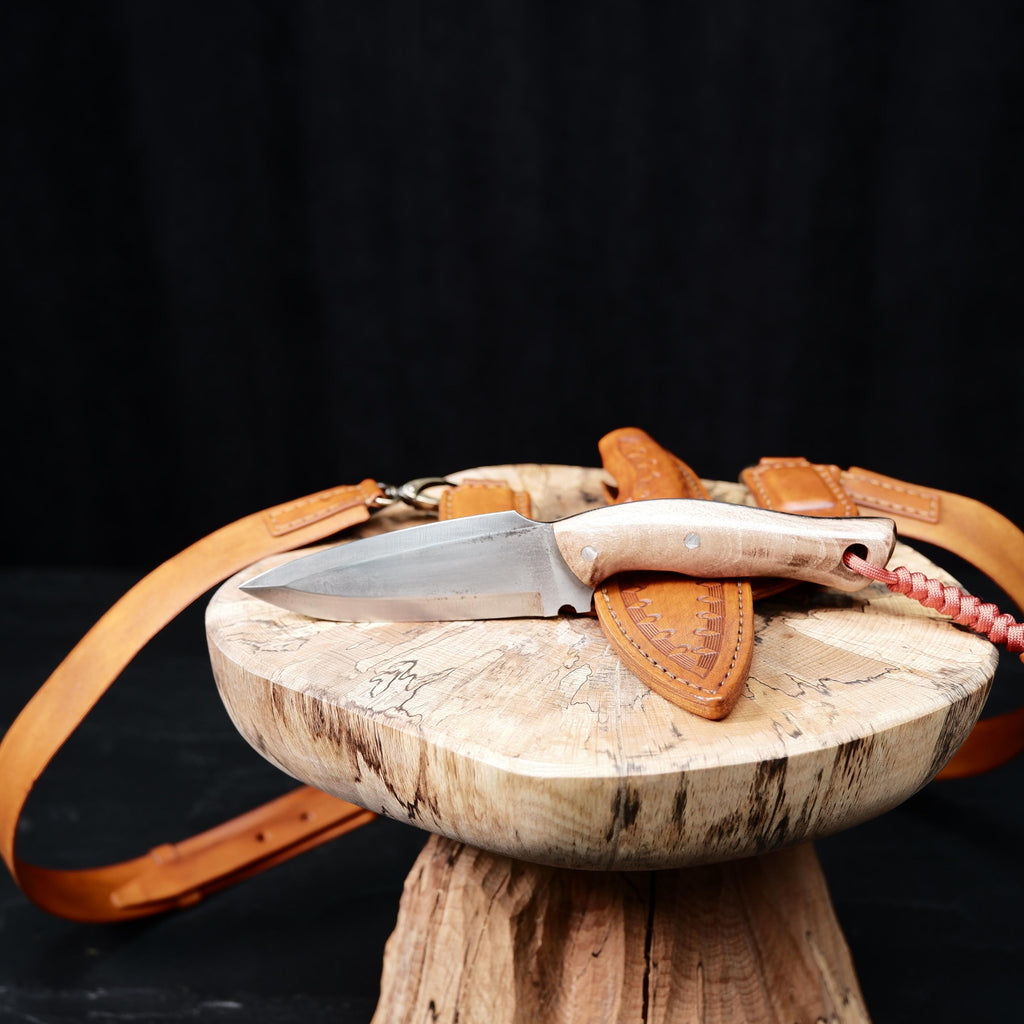 Shoulder-carry leather sheath bushcraft knife! Upper false edge allows spear use, ergonomic grip ensures control and power.