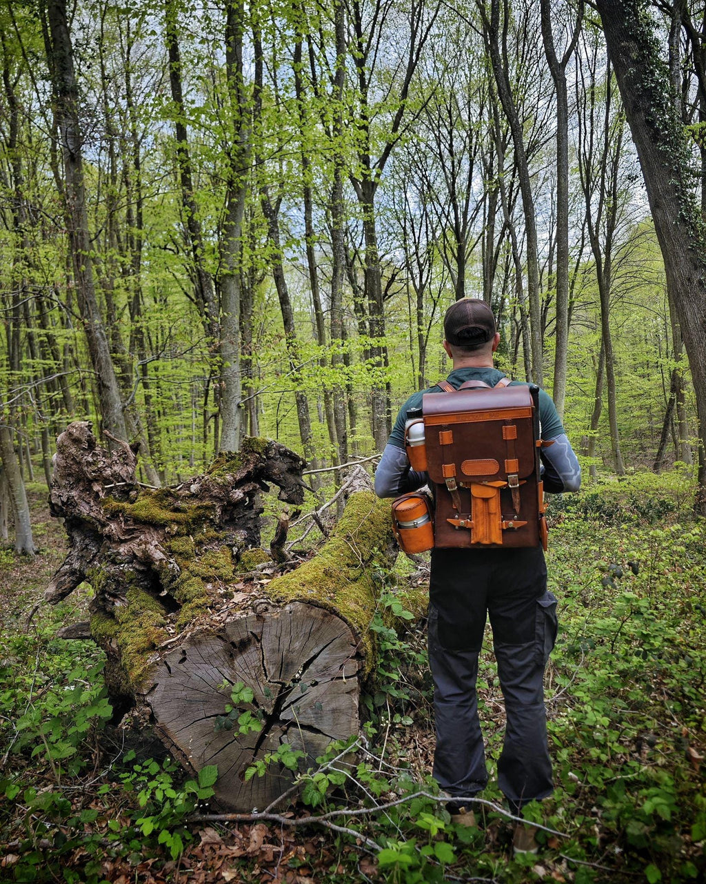Full Grain Leather Bushcraft Pack – Survival Set with Forged Axe, Swedish Camp Stove, Cooking Pan, Water Canteen &amp; Bow Saw