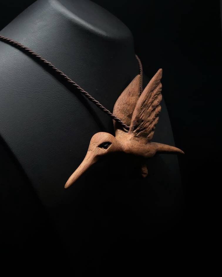 handmade carving uniquie wooden humming bird pendant will be a good choice to give a gift for you mom girl friend or boy friend son daughter