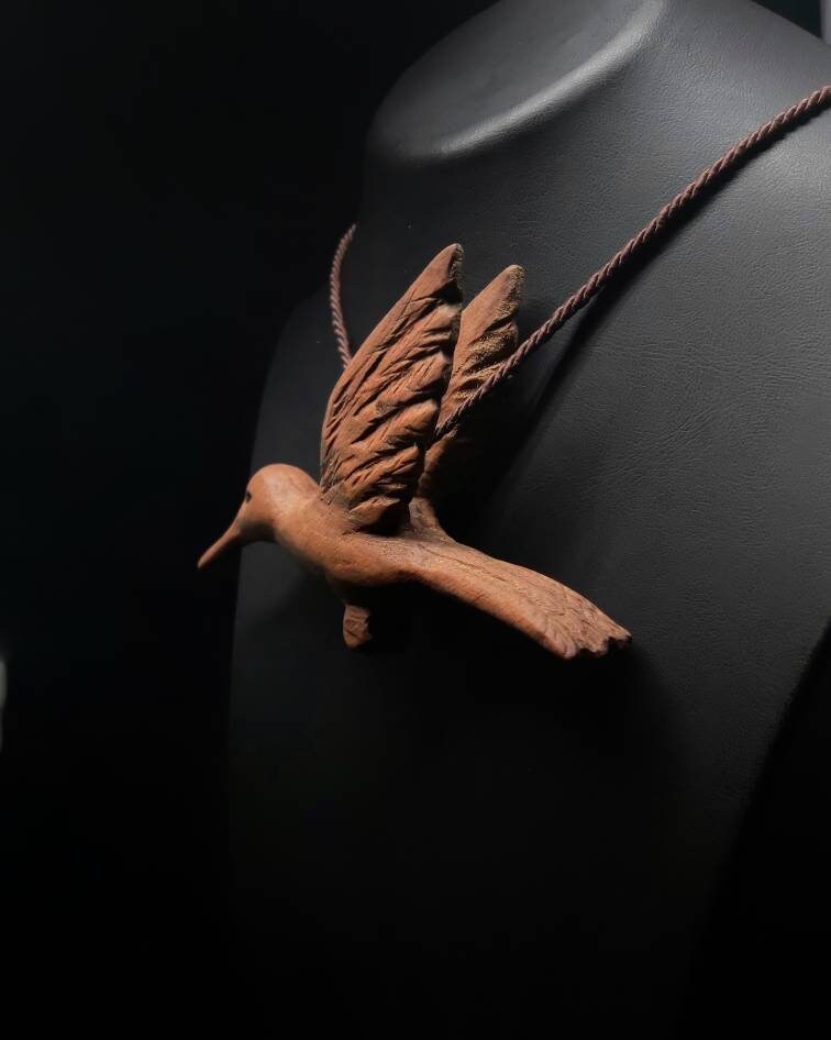 handmade carving uniquie wooden humming bird pendant will be a good choice to give a gift for you mom girl friend or boy friend son daughter