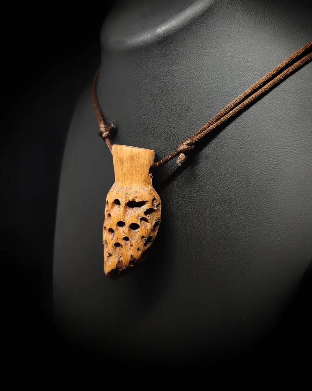 hand carving wooden necklace pendant will be a good choice to give a gift for moms boy daughter girl friend gift valentine day