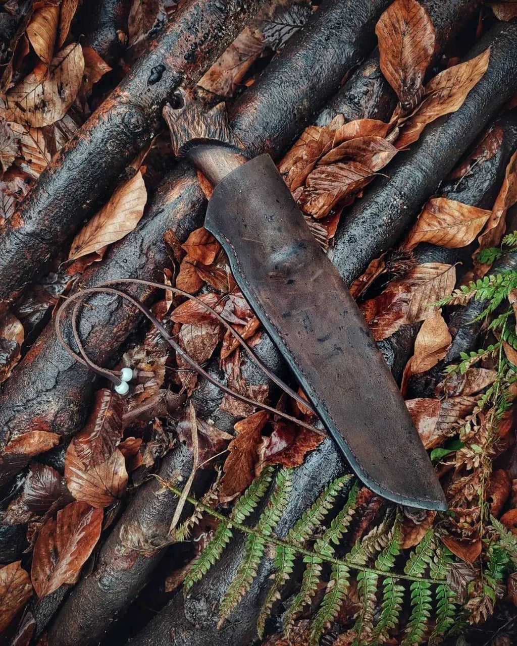 Handmade Custom Knife with Wolf Head Figure and Leather Sheath