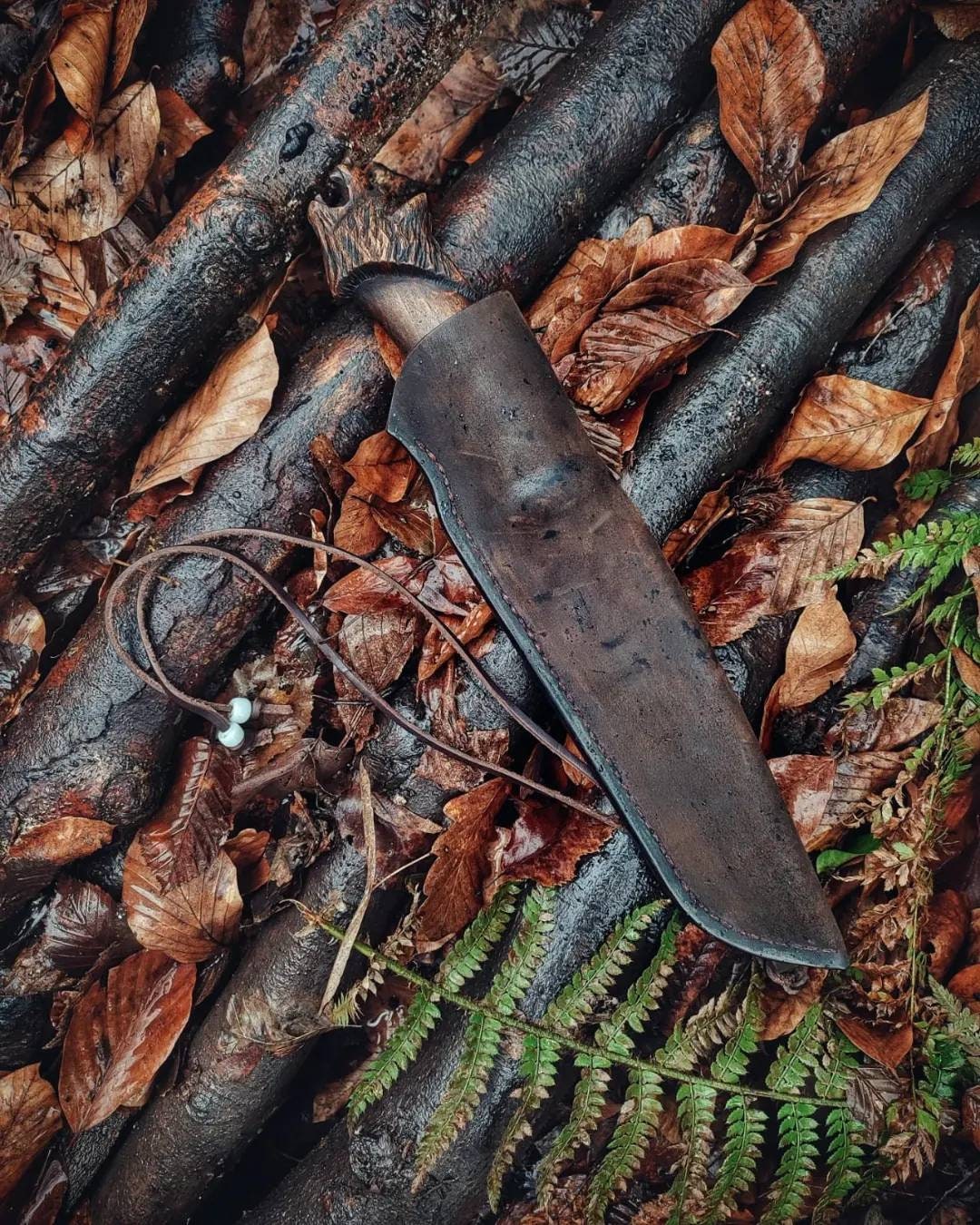 Handmade Custom Knife with Wolf Head Figure and Leather Sheath