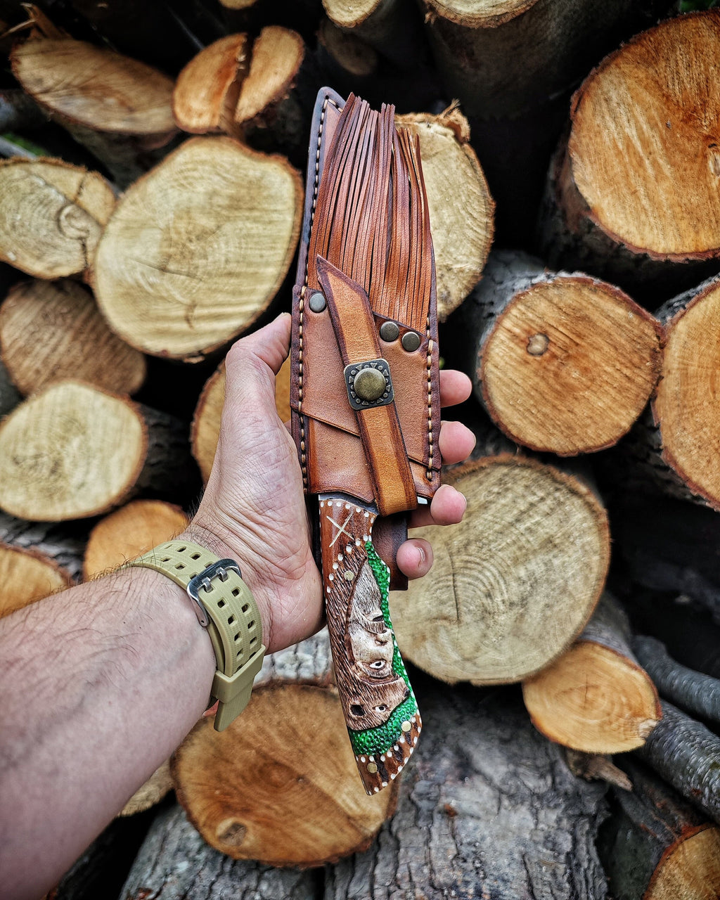 Exquisite Craftsmanship and Sharpness: Bear Hunter Deer Antler Carbon Steel Hunting Knife