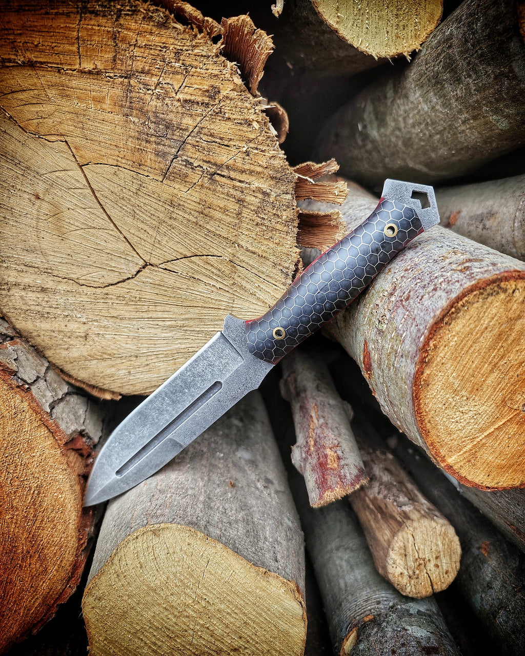 Thunderbolt: Handcrafted Tactical Knife in Carbon Steel – Shoulder Rig Accessibility, Fusion of Power and Elegance