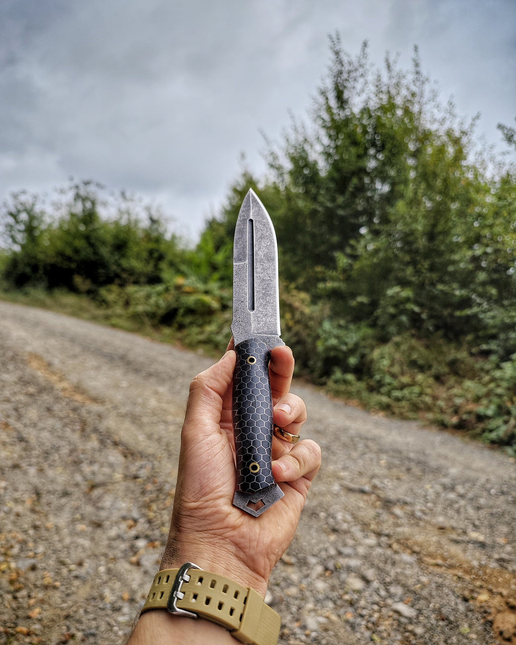 Thunderbolt: Handcrafted Tactical Knife in Carbon Steel – Shoulder Rig Accessibility, Fusion of Power and Elegance