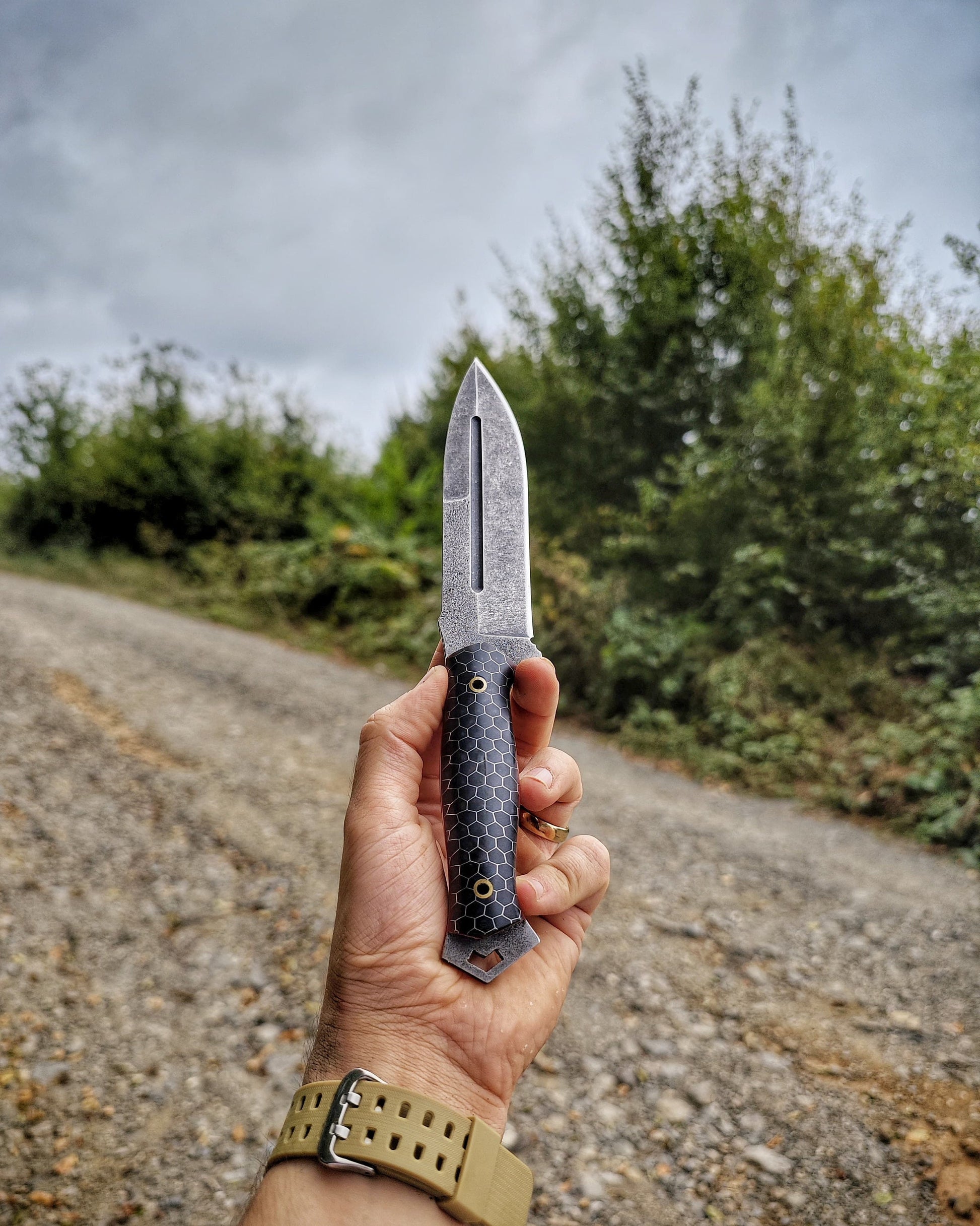 Thunderbolt: Handcrafted Tactical Knife in Carbon Steel – Shoulder Rig Accessibility, Fusion of Power and Elegance