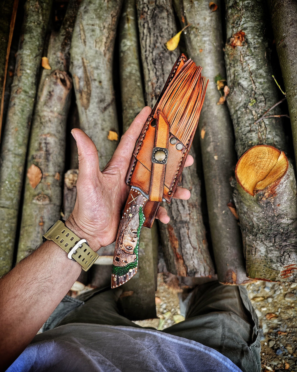 Exquisite Craftsmanship and Sharpness: Bear Hunter Deer Antler Carbon Steel Hunting Knife