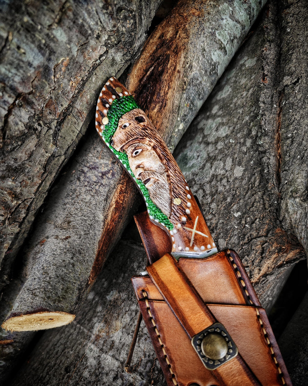 Exquisite Craftsmanship and Sharpness: Bear Hunter Deer Antler Carbon Steel Hunting Knife