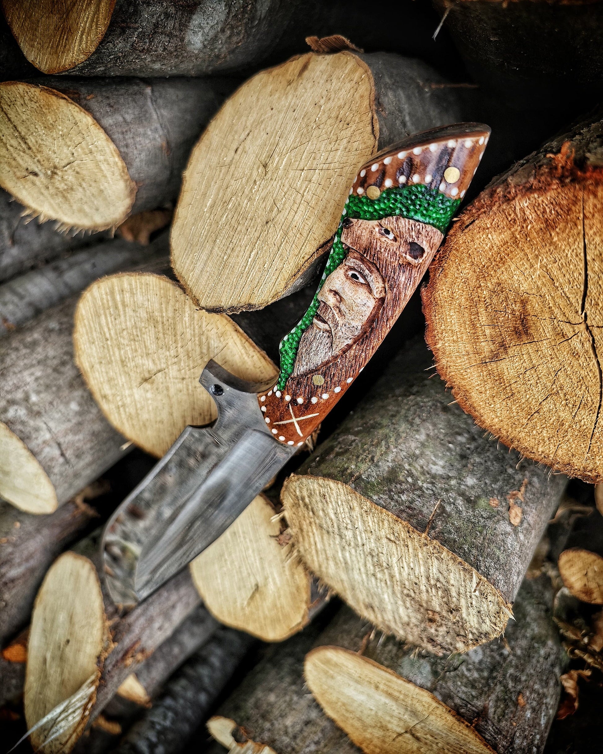 Exquisite Craftsmanship and Sharpness: Bear Hunter Deer Antler Carbon Steel Hunting Knife