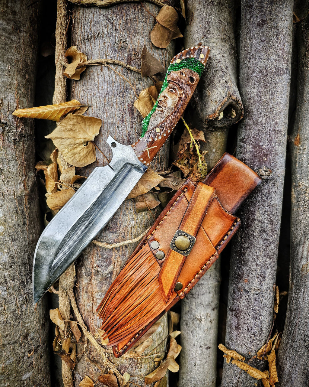 Exquisite Craftsmanship and Sharpness: Bear Hunter Deer Antler Carbon Steel Hunting Knife