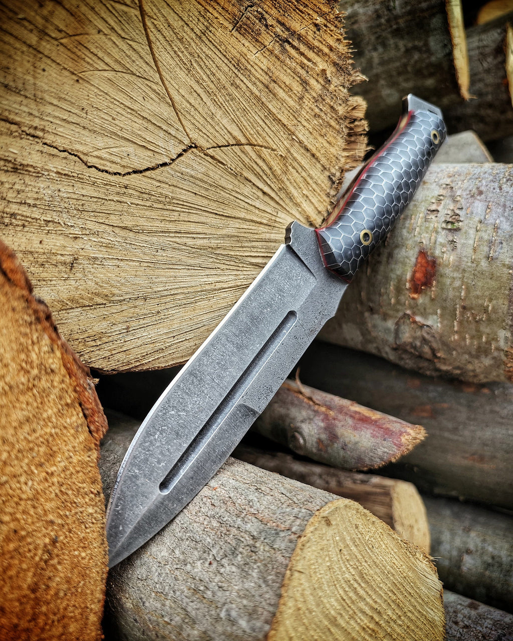 Thunderbolt: Handcrafted Tactical Knife in Carbon Steel – Shoulder Rig Accessibility, Fusion of Power and Elegance