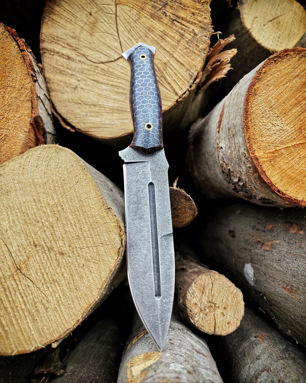 Thunderbolt: Handcrafted Tactical Knife in Carbon Steel – Shoulder Rig Accessibility, Fusion of Power and Elegance