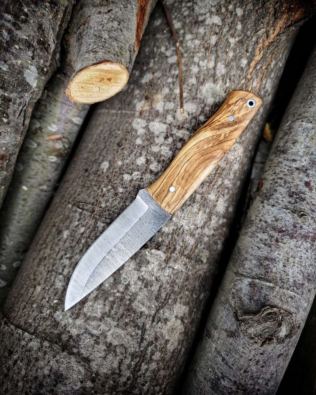 N690 stainless steel bushcraft knife with leather sheath