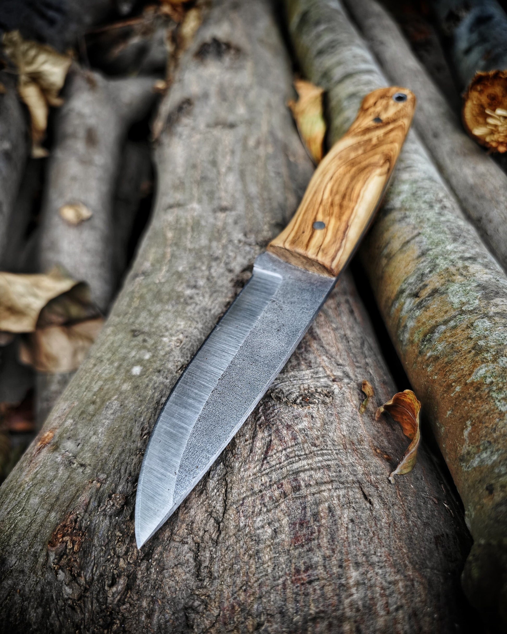 N690 stainless steel bushcraft knife with leather sheath