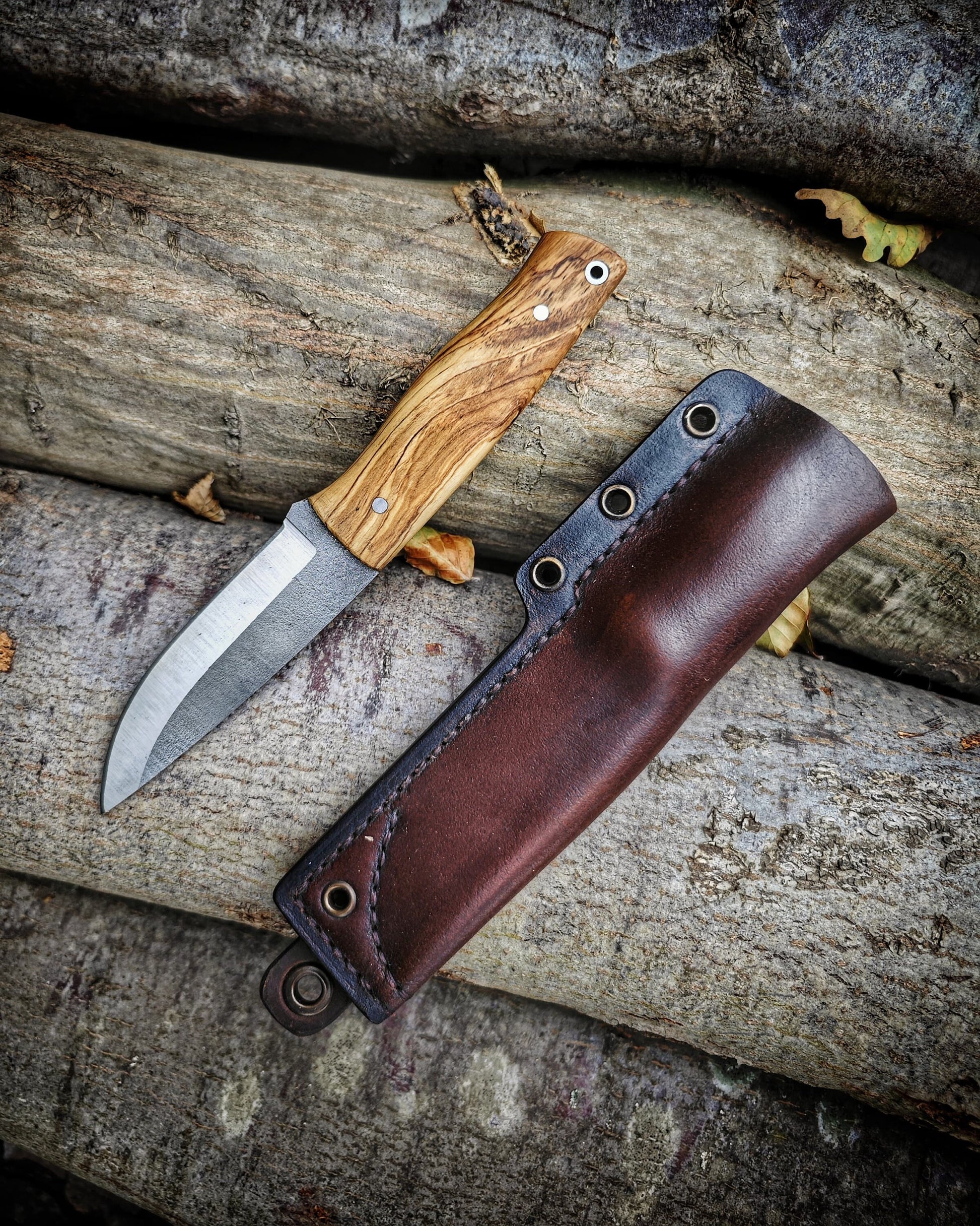 N690 stainless steel bushcraft knife with leather sheath