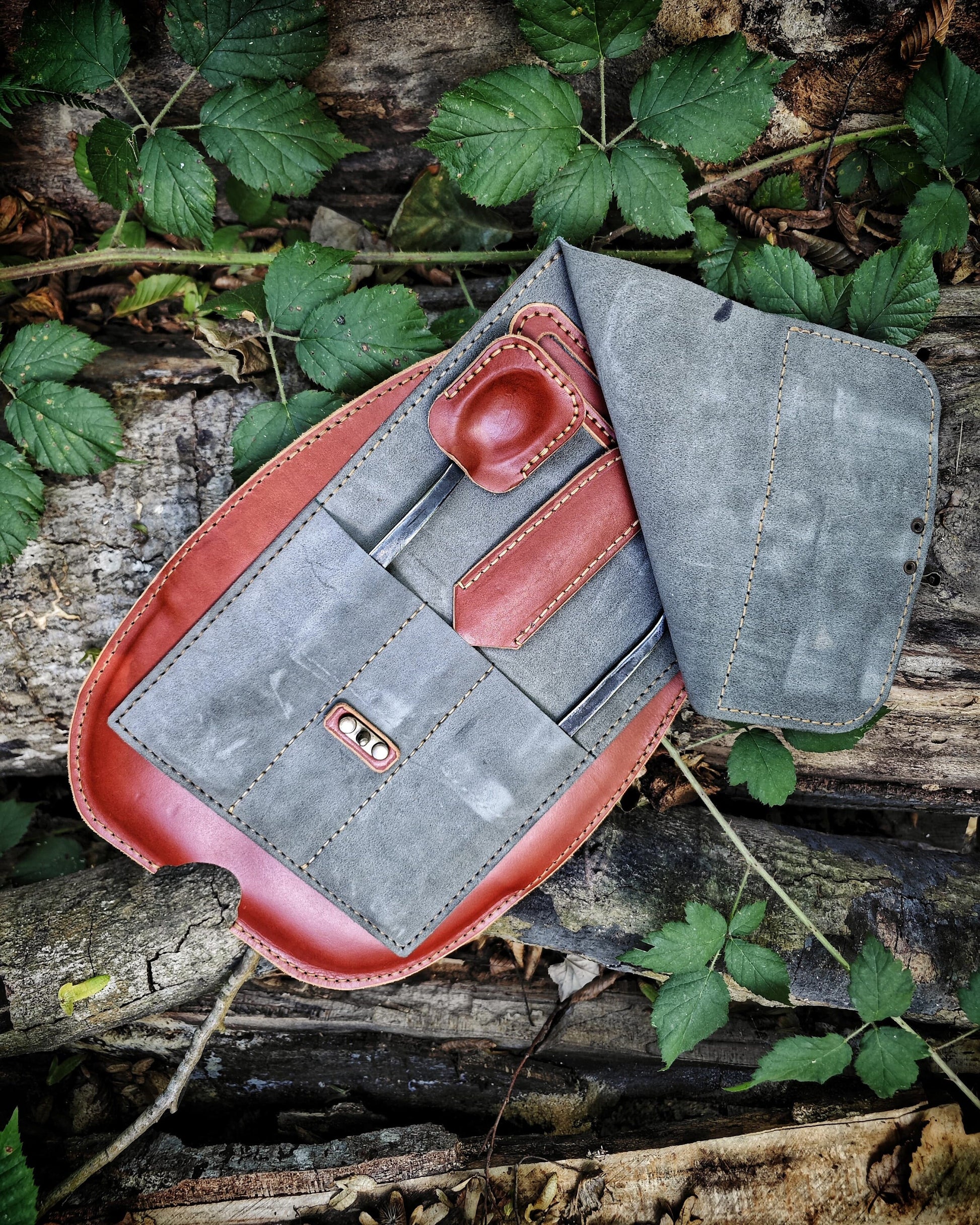 Elevate Your Dining Experience with Handcrafted Bear-Adorned Cutting Board and Hand-Forged Iron Cutlery Set in a Genuine Leather Bag