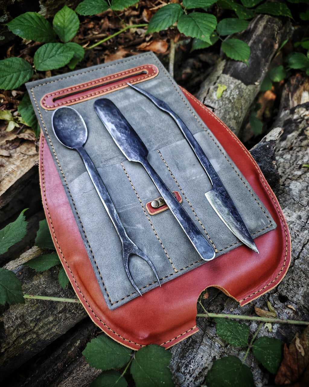 Elevate Your Dining Experience with Handcrafted Bear-Adorned Cutting Board and Hand-Forged Iron Cutlery Set in a Genuine Leather Bag