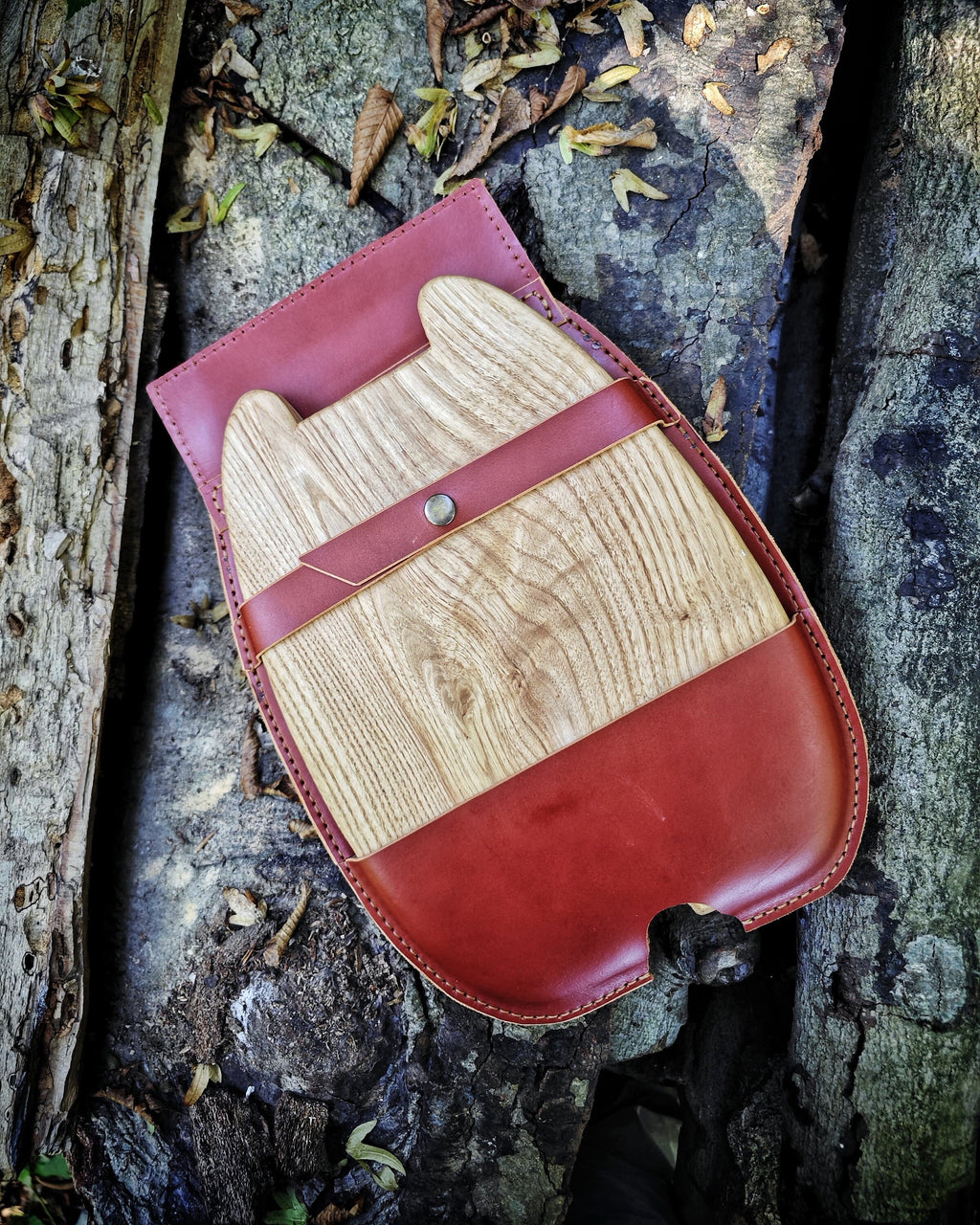 Elevate Your Dining Experience with Handcrafted Bear-Adorned Cutting Board and Hand-Forged Iron Cutlery Set in a Genuine Leather Bag