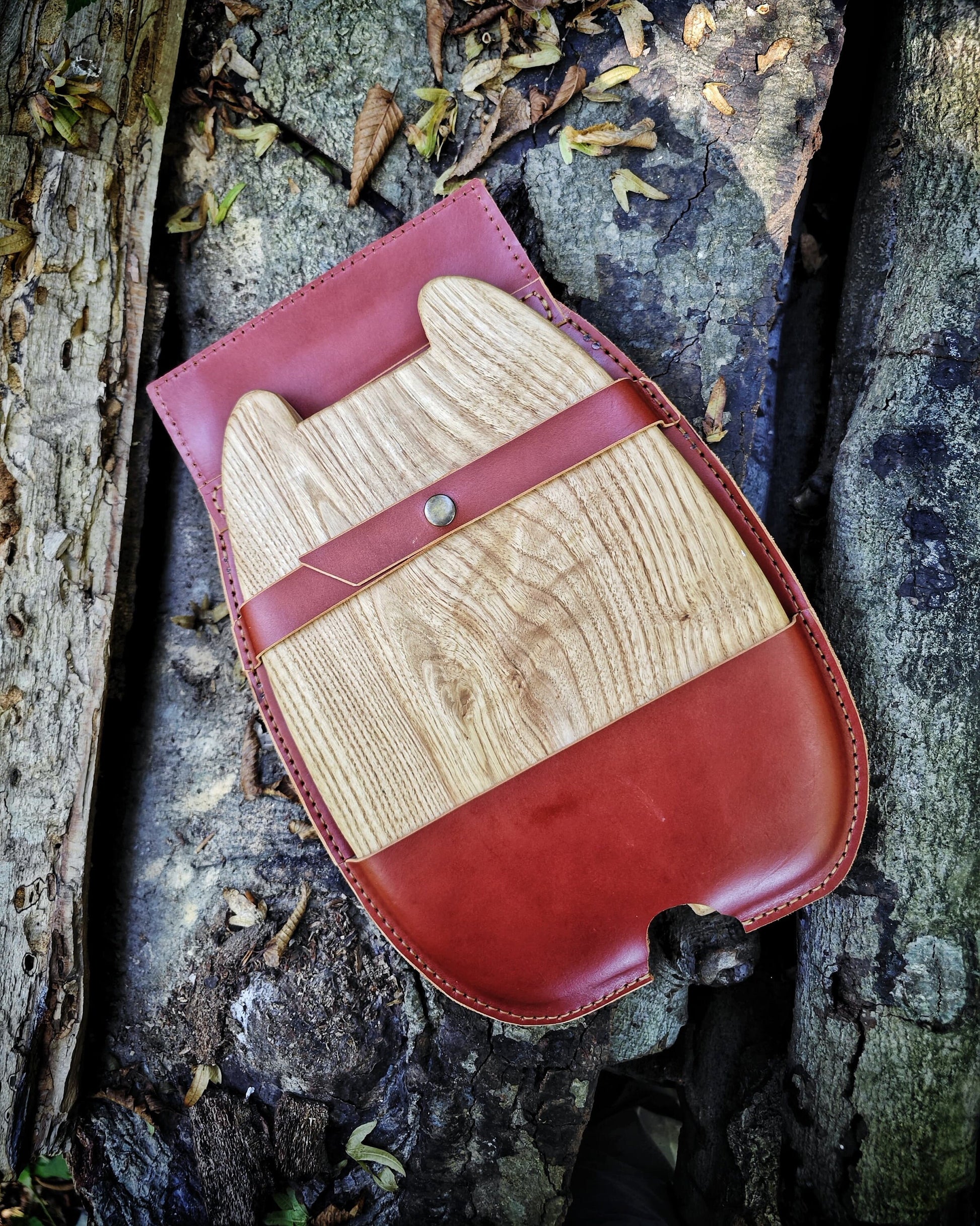 Elevate Your Dining Experience with Handcrafted Bear-Adorned Cutting Board and Hand-Forged Iron Cutlery Set in a Genuine Leather Bag
