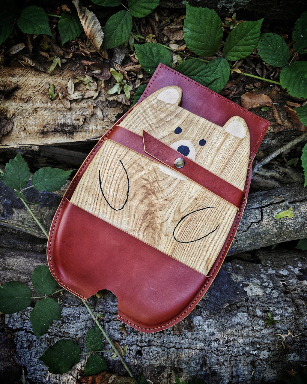 Elevate Your Dining Experience with Handcrafted Bear-Adorned Cutting Board and Hand-Forged Iron Cutlery Set in a Genuine Leather Bag