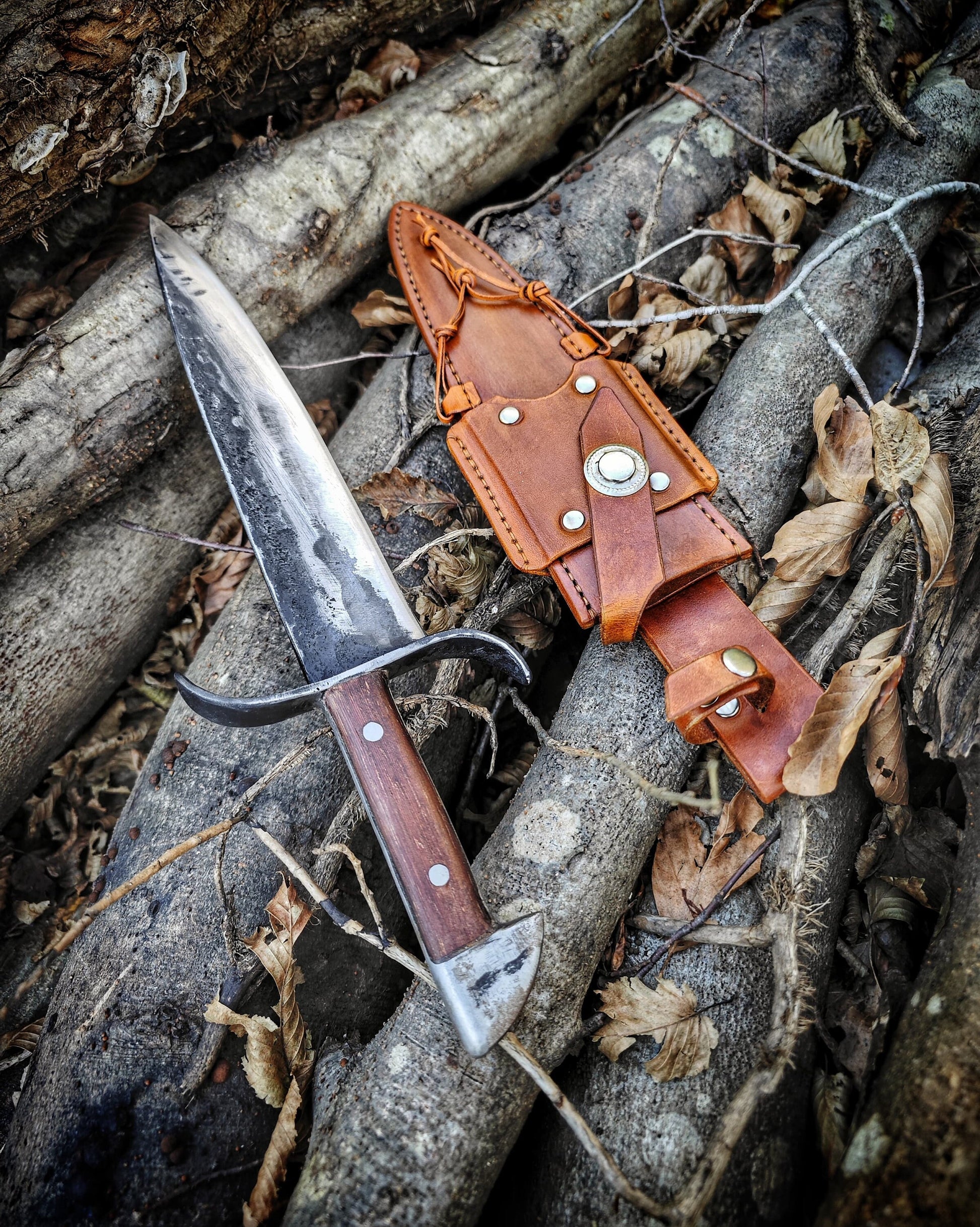 Hand-Forged Bowie Knife: Indiana Jones' Lost Treasure - Carbon Steel Blade with Genuine Leather Sheath, Perfect for Adventurers Collectors!