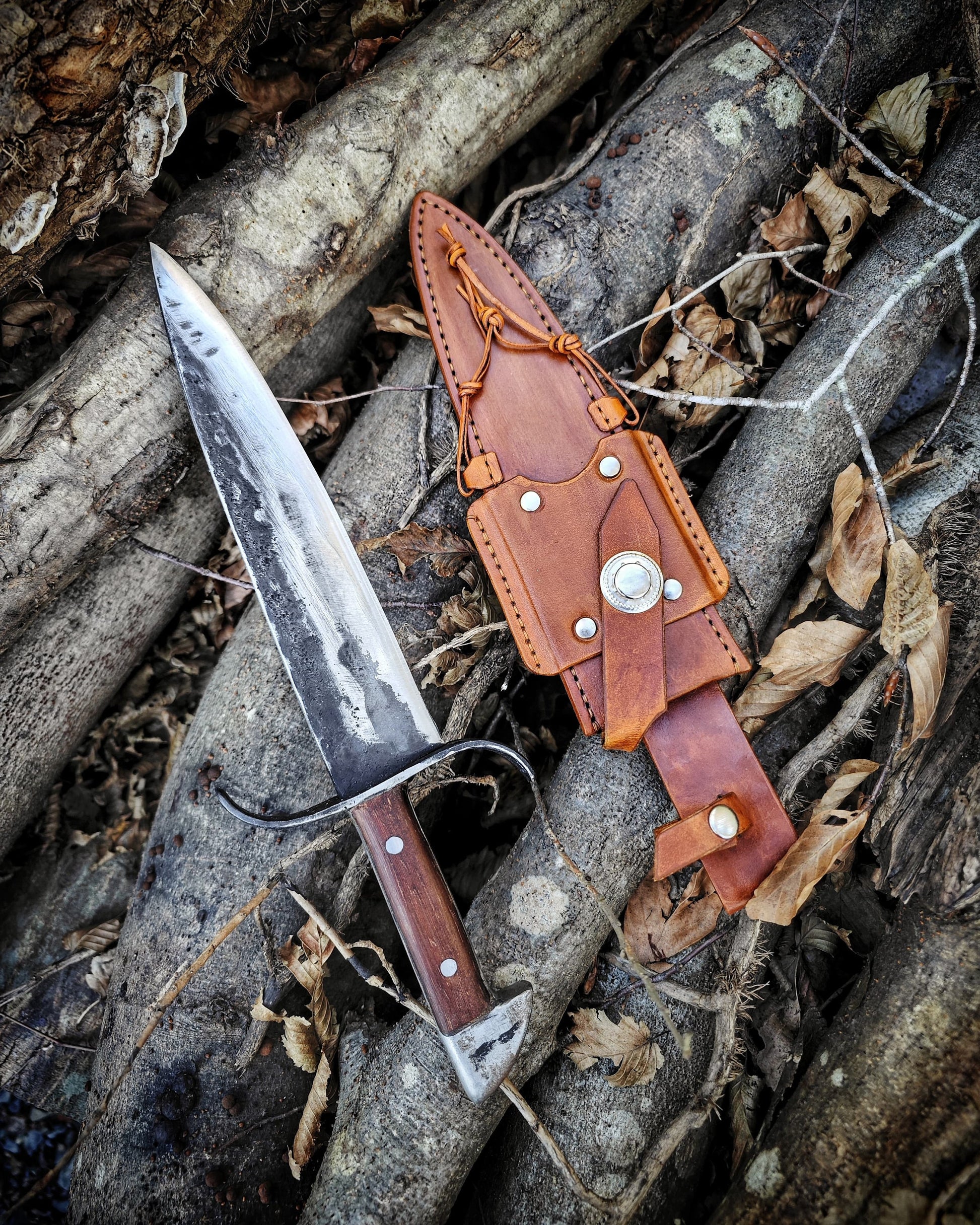 Hand-Forged Bowie Knife: Indiana Jones' Lost Treasure - Carbon Steel Blade with Genuine Leather Sheath, Perfect for Adventurers Collectors!