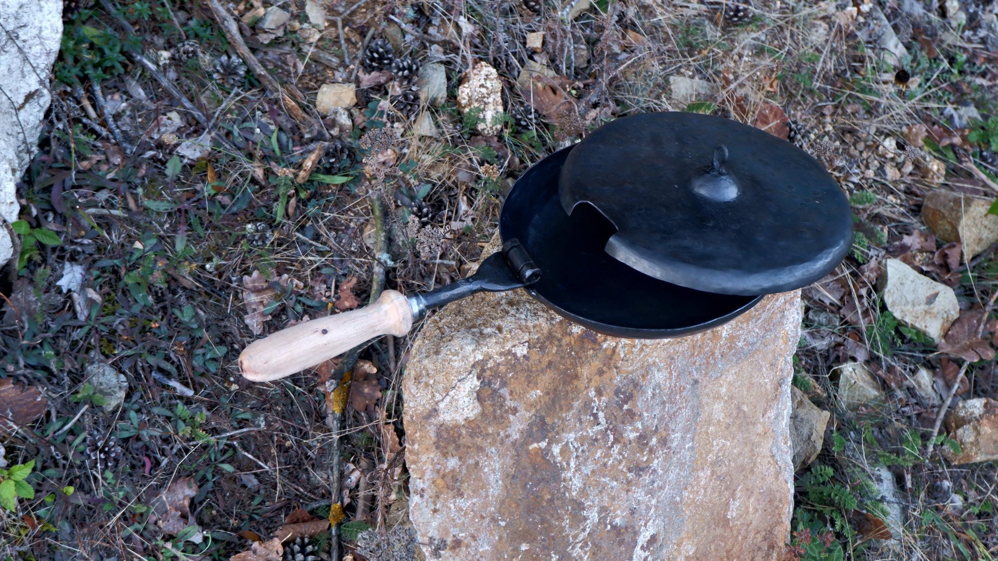 Bushcraft primitive hand forge camp pan with genuie leather bag