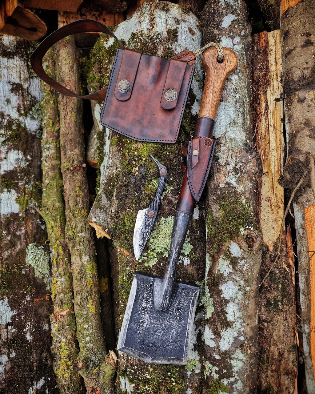 Bushcraft Survival Set – Hand-Forged Carbon Steel Shovel &amp; Raven-Head Knife – Leather Backpack Sheath for Camping Disaster Preparedness