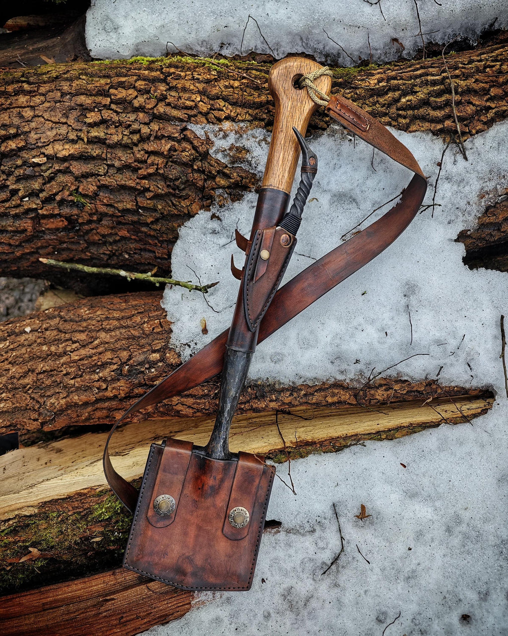 Bushcraft Survival Set – Hand-Forged Carbon Steel Shovel &amp; Raven-Head Knife – Leather Backpack Sheath for Camping Disaster Preparedness