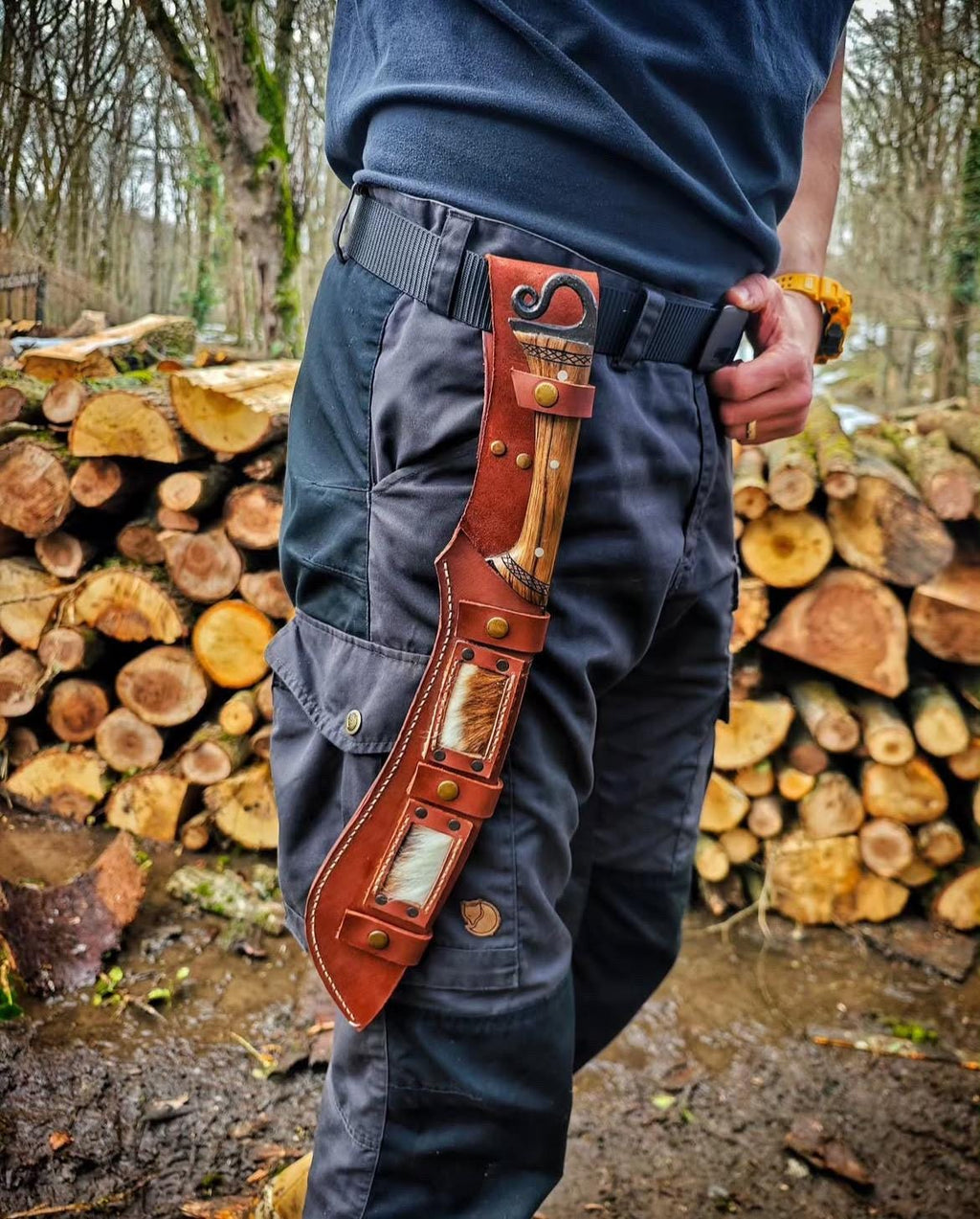 Hand-Forged Jungle Machete – Genuine Leather Sheath, Wearable on Back Belt, Wooden Handle, Durable Stylish Design