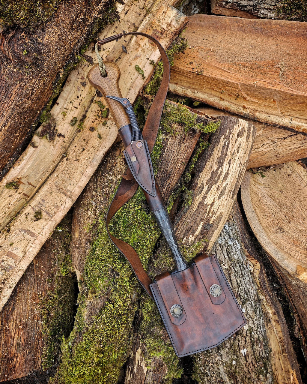 Bushcraft Survival Set – Hand-Forged Carbon Steel Shovel &amp; Raven-Head Knife – Leather Backpack Sheath for Camping Disaster Preparedness