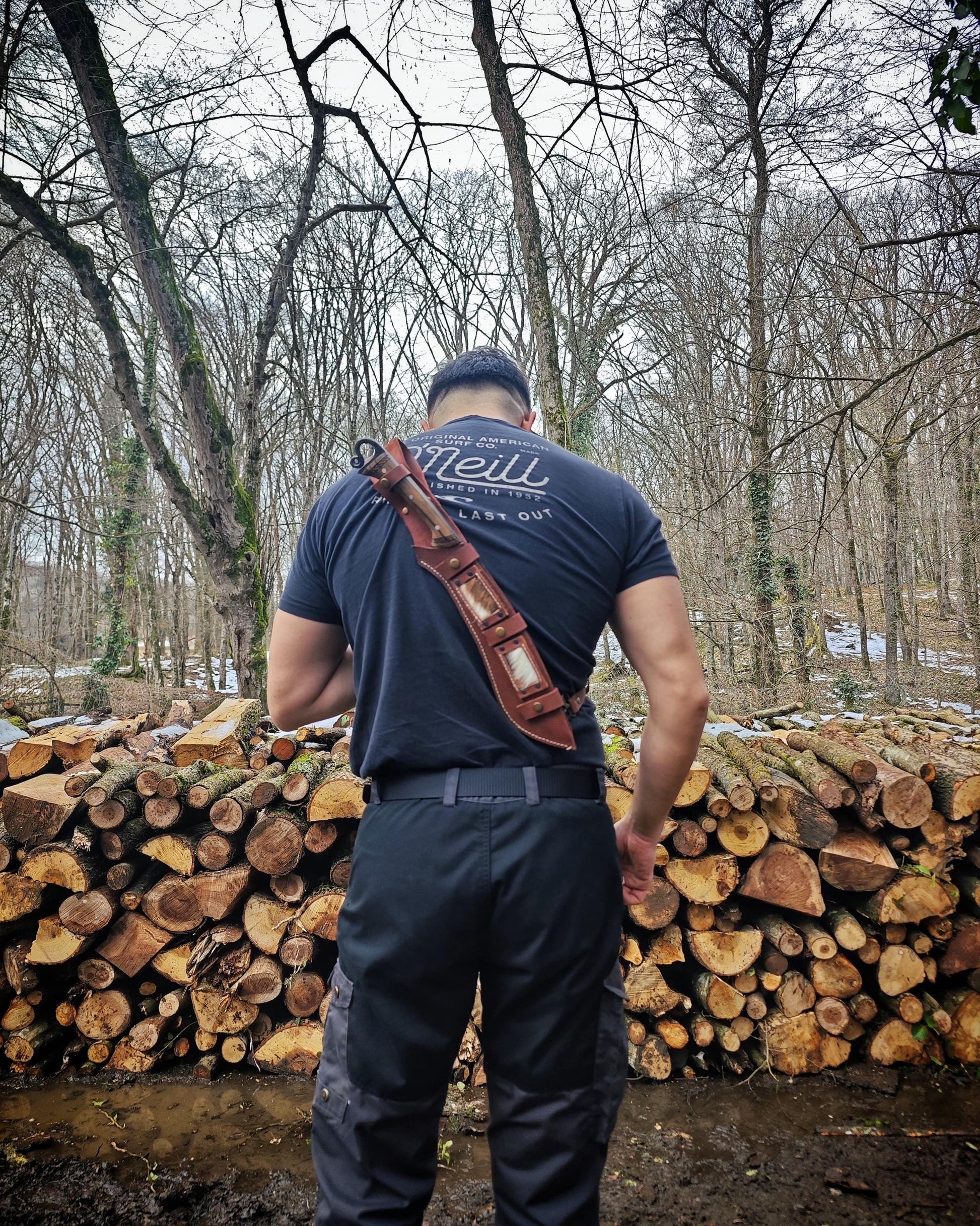 Hand-Forged Jungle Machete – Genuine Leather Sheath, Wearable on Back Belt, Wooden Handle, Durable Stylish Design