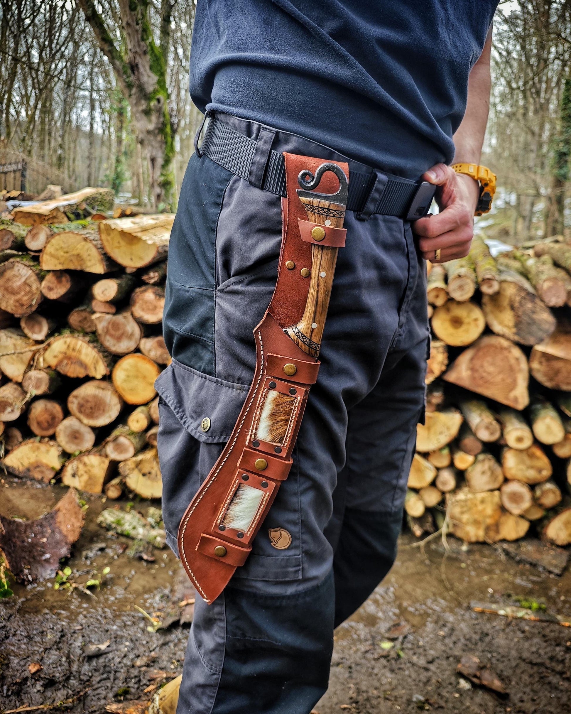 Hand-Forged Jungle Machete – Genuine Leather Sheath, Wearable on Back Belt, Wooden Handle, Durable Stylish Design